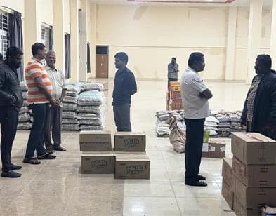 Iruttukadai Provides Bread &Water for Flood-Affected People 1